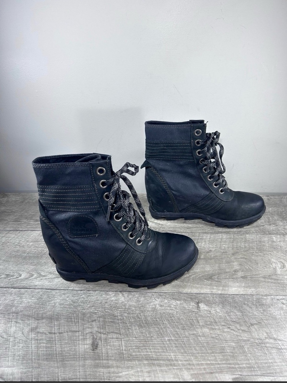 Sorel NL3046 Arctic Lexie Hidden Wedge II Women Black Leather Ankle Boots Size 8